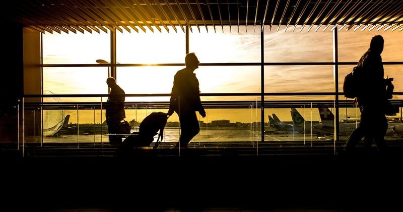 Rencontrer d'autres voyageurs en solo : astuces et applis qui changent tout