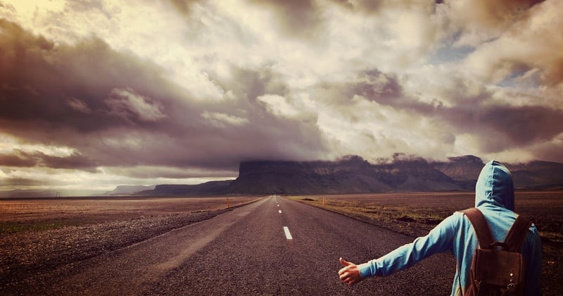 Voyager en stop : conseils et bonnes pratiques pour se lancer